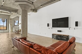 Building Photo - 115 W 4th St