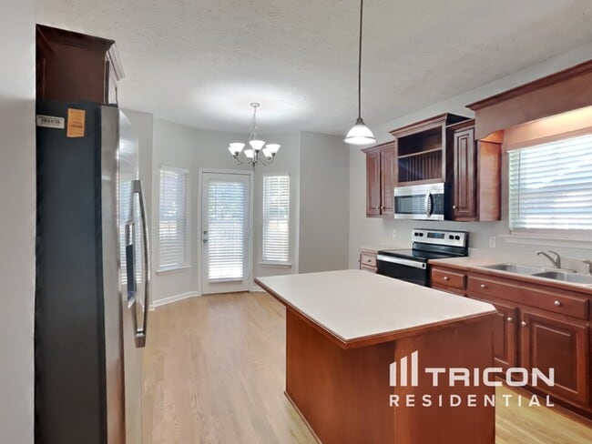 Building Photo - 316 Lone Oak Dr