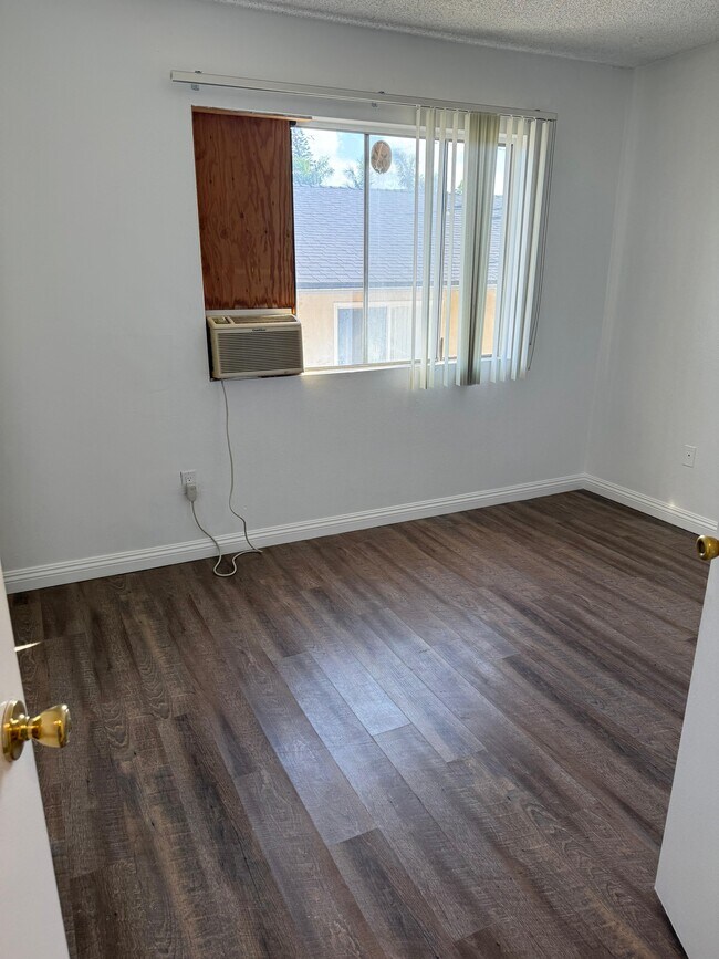 Dormitorio - 1340 E Stearns Ave