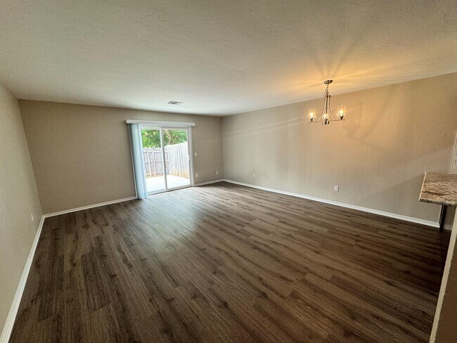 Foto del edificio - 523 Wild Wind Rd