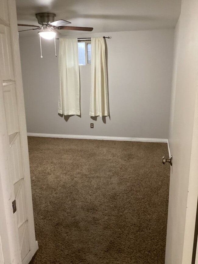 Building Photo - 1 Bedroom 1 Bath Basement Apartment