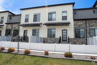 Building Photo - 125 7085 S