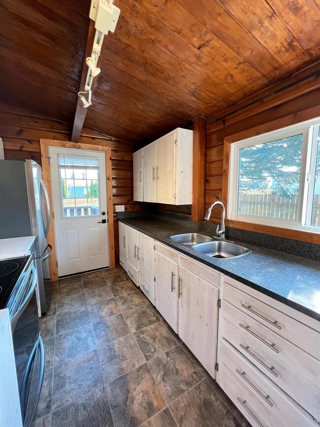 Building Photo - 2 bedroom in Kitimat BC V8C 1M6