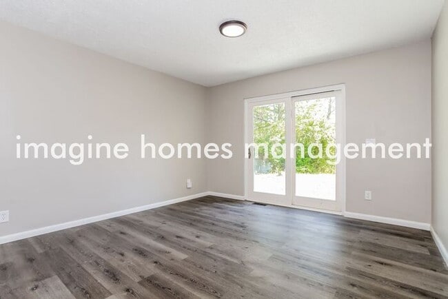 Building Photo - Fully Renovated 5 Bedroom Single Family Ho...