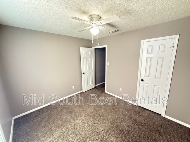 Building Photo - 3050 Greenlodge Ln
