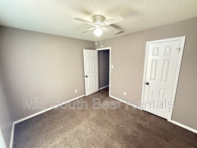 Foto del edificio - 3050 Greenlodge Ln