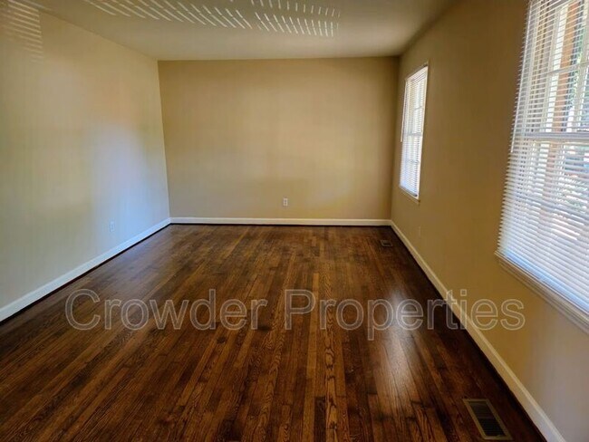 Foto del edificio - 6409 Spring Garden Ln
