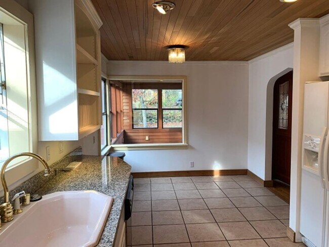 Foto del edificio - Spacious units unfurnished and furnished w...