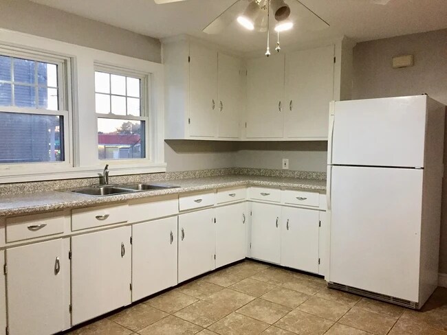 Building Photo - 144 S Maple St