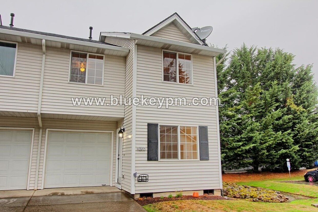 Primary Photo - 3 Bed, 2.5 Bath Condo with 1 Car Garage Ne...