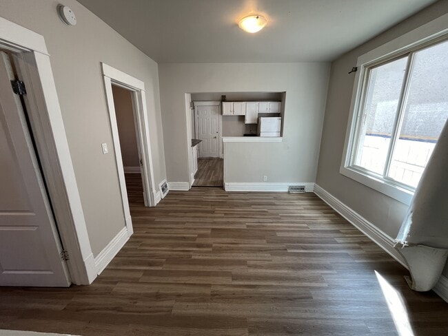 Photo du bâtiment - 434 Harbison Ave W