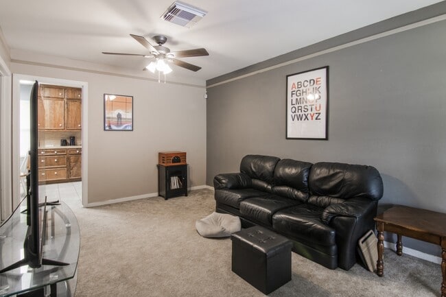 Building Photo - 3212 Thornwood Dr