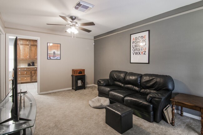 Foto del edificio - 3212 Thornwood Dr