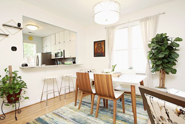 Foto del edificio - Light-Filled End-Unit Townhome in Forest Lakes North