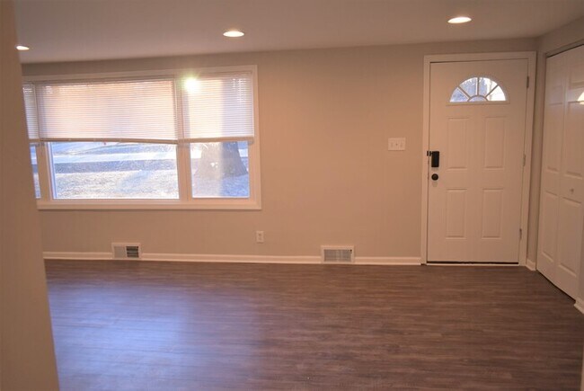 Building Photo - Spacious 3 Bedroom Ranch with Fenced Yard