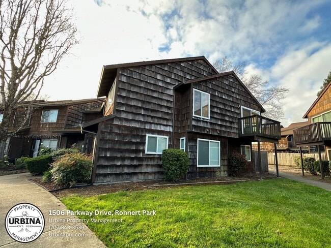 Building Photo - Modern End Unit PUD with Upgraded Features...