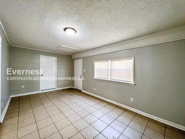 Foto del edificio - 6175 Forestgate Rd