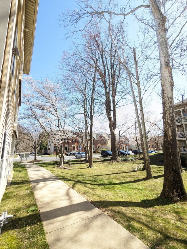 Foto del edificio - Beautifully maintained ground level condo in Germantown ready by mid April!