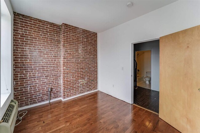 Building Photo - 308 Madison St