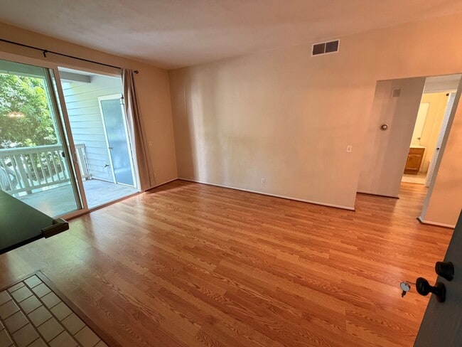 Building Photo - LARGE SECOND FLOOR CONDO UNIT IN FREMONT!