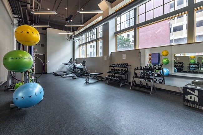 Building Photo - R7 Lofts