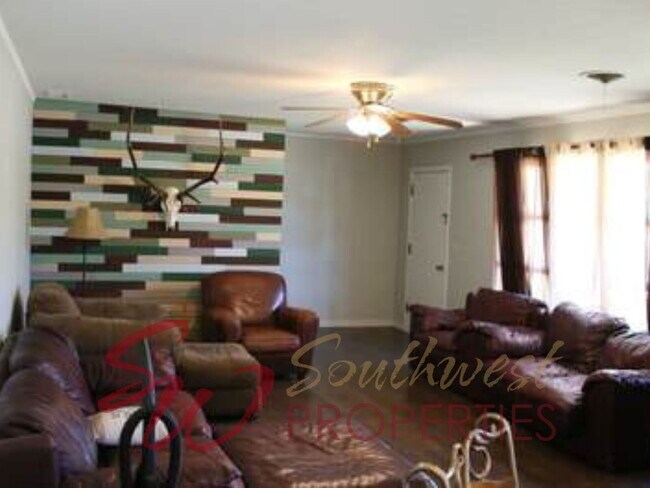Foto del edificio - Large 3 bedroom close to campus