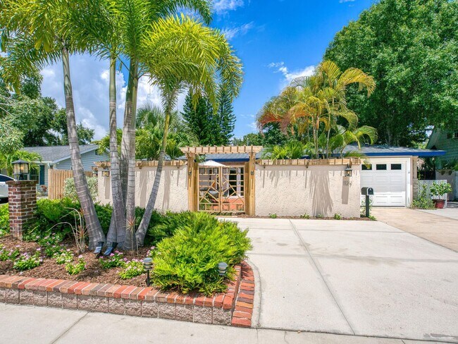 Foto del edificio - Stunning 4 Bed 4 Bath Pool Home West of Tr...