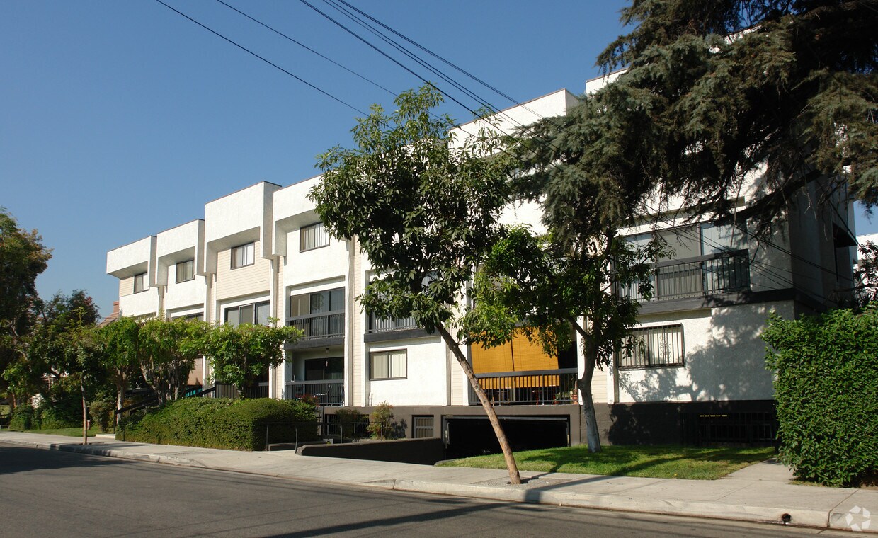 Primary Photo - 527 E Windsor Rd