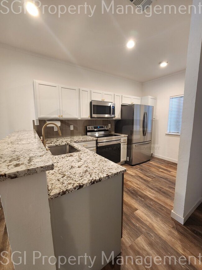 Building Photo - Rare 2 Bed 2 Bath Waterfront Property in R...