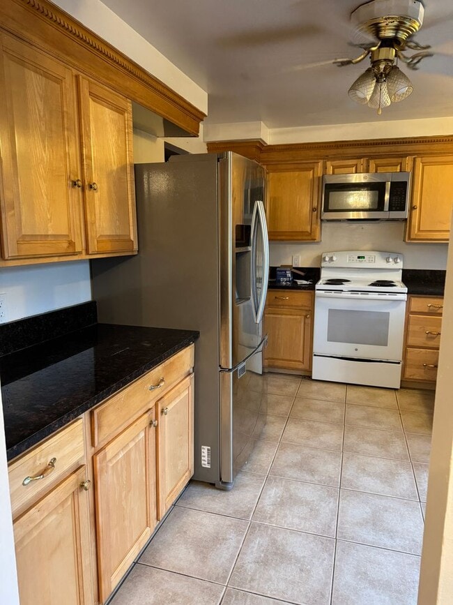 Building Photo - Conveniently located, Bellevue home