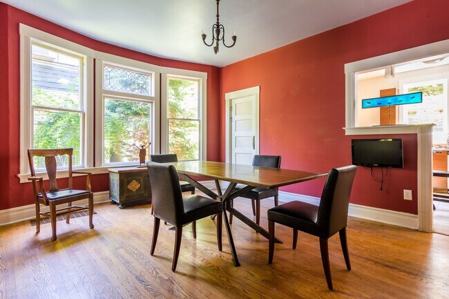Foto del edificio - Furnished & Stylish 3 bedroom 1.5 bath home in bustling NW Portland