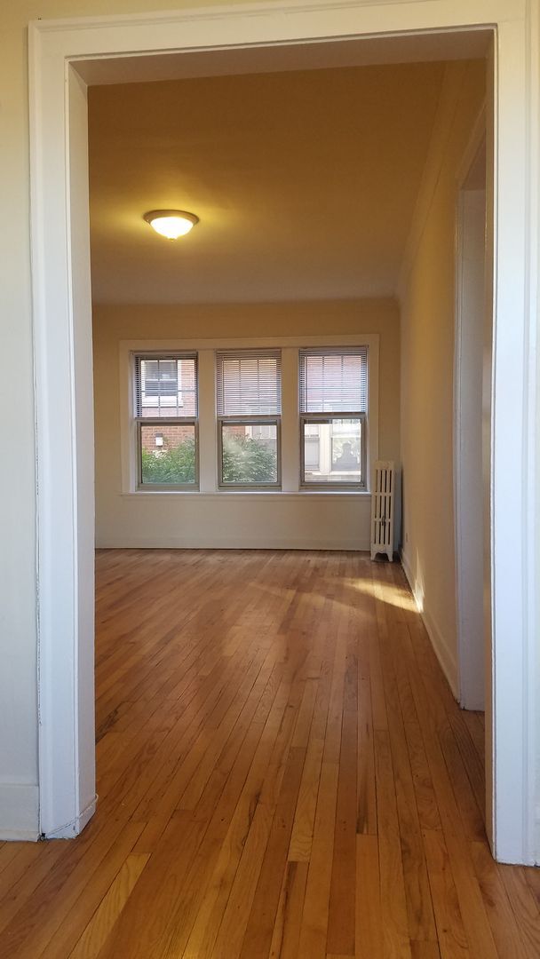Building Photo - Spacious Belmont-Cragin One Bed/One Bath - Cats welcome! **Income Guidelines Apply**