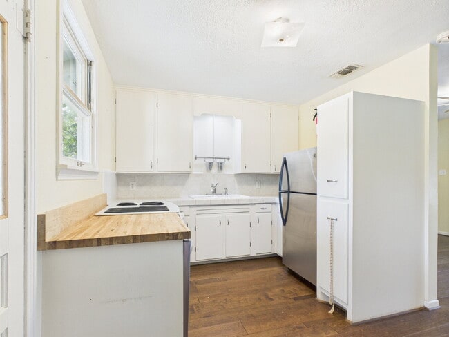 Building Photo - Adorable two-bedroom one-bath !!!!!