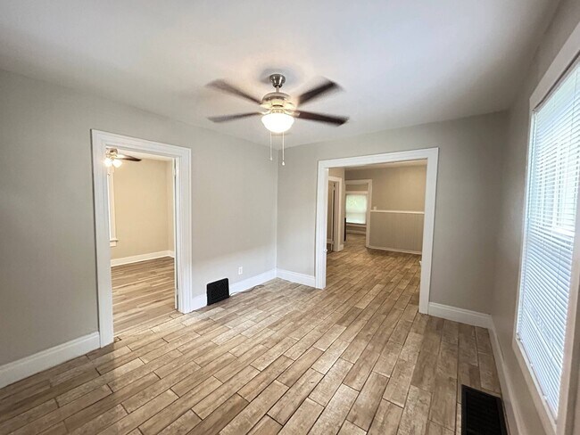 Building Photo - Utah Manor **Move in Special $200 Off Firs...