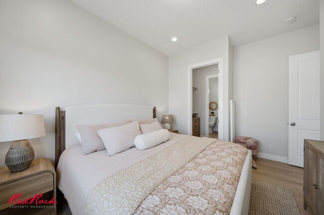 Building Photo - 4 Bedroom Home with Gorgeous Views