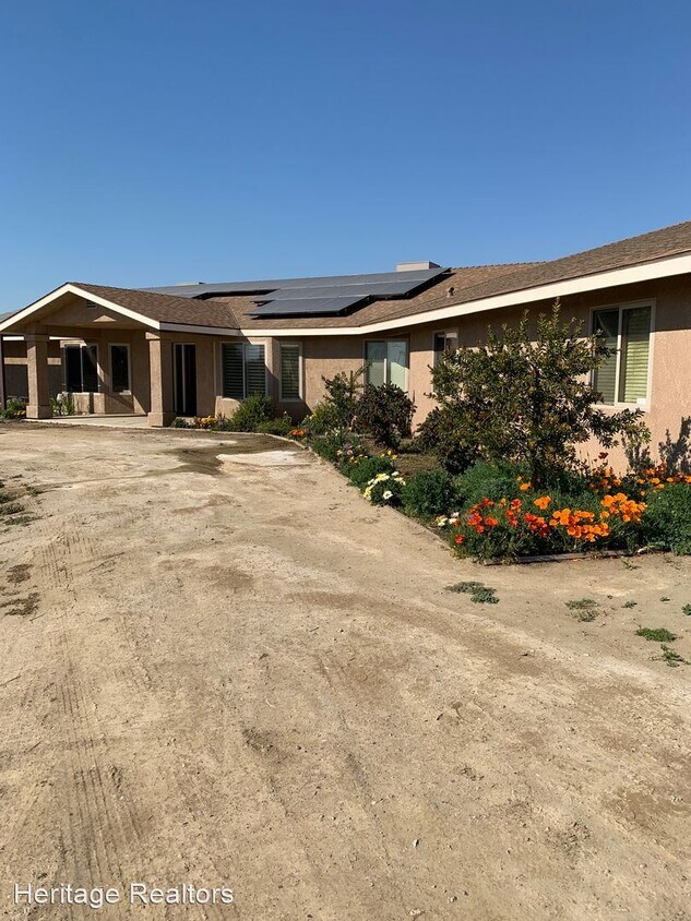 5 br, 4.5 bath House 22702 Fairfax Ave House Rental in Lemoore, CA
