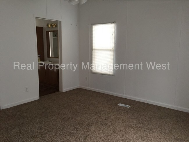 Building Photo - 2848 S Spencer Ave