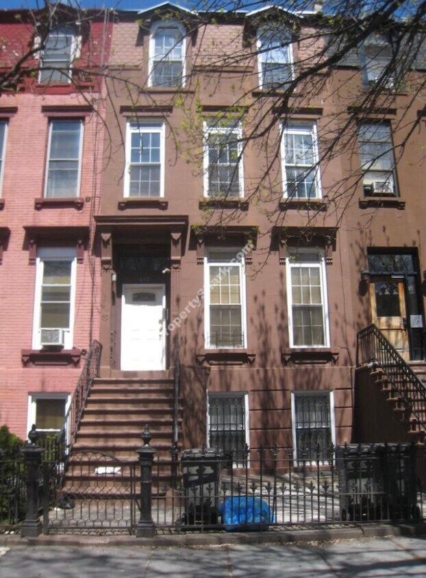 Building Photo - 695 Greene Ave