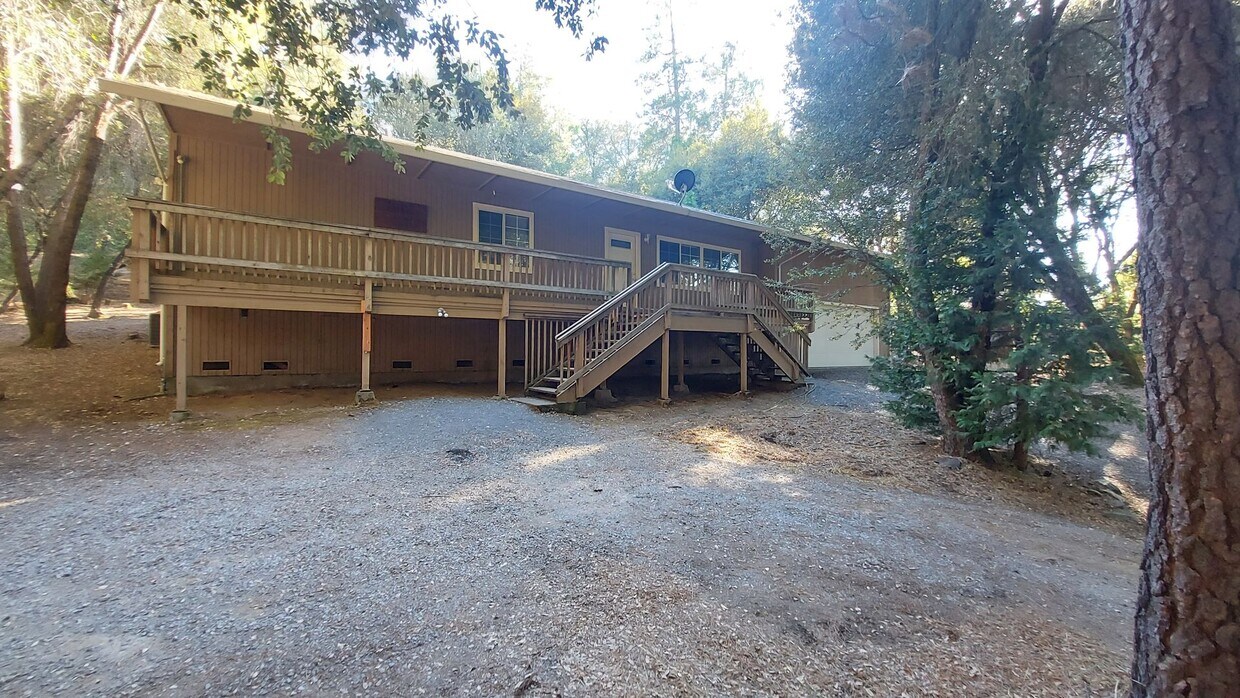 Primary Photo - Beautiful Location! Spacious 3 bedroom, 2 ...