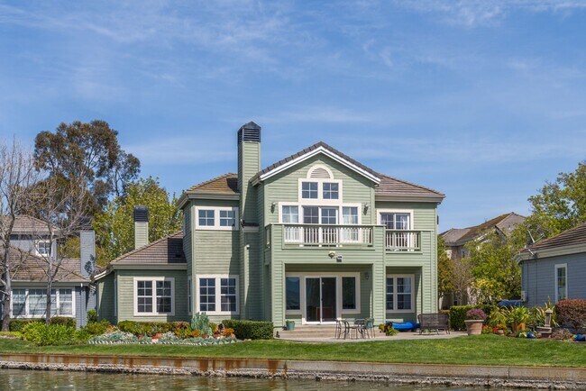 Foto del edificio - Waterfront Property with Stunning Views, L...