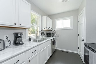 Building Photo - 524 10th St SE