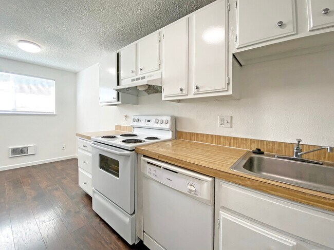 Building Photo - 5014 S 58th St