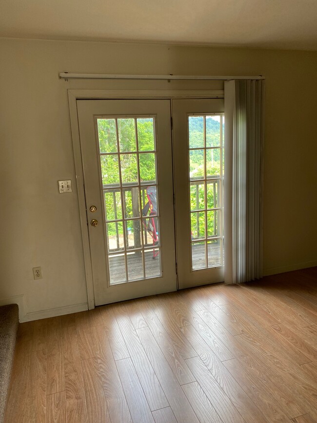 Dining Room - 411 Broadway Ave