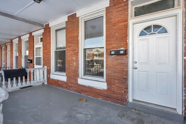 Foto del edificio - Charming 3-Bedroom with High Ceilings & Modern Updates