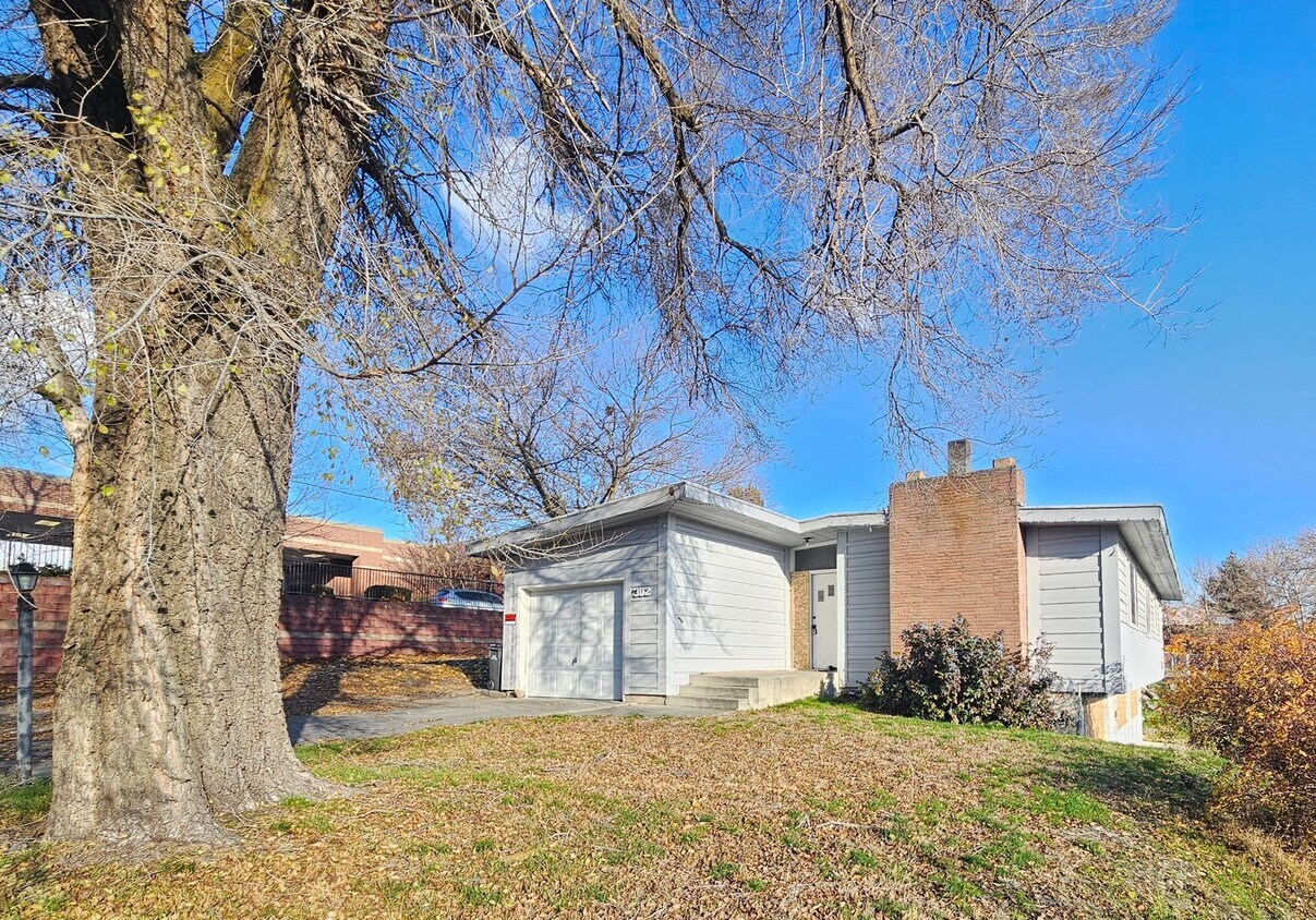 Primary Photo - 302 N Argonne Rd