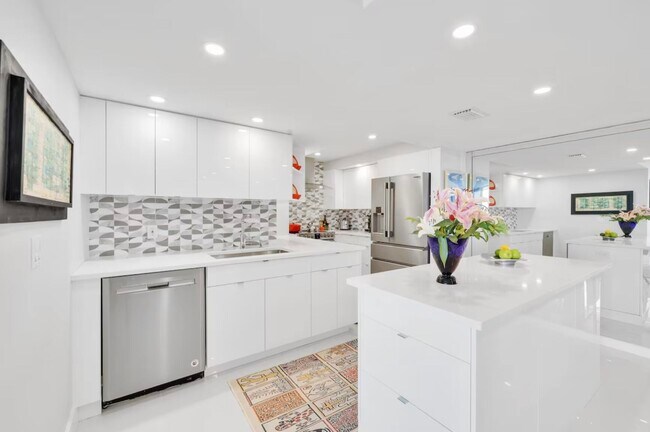 Building Photo - 5600 N Flagler Dr