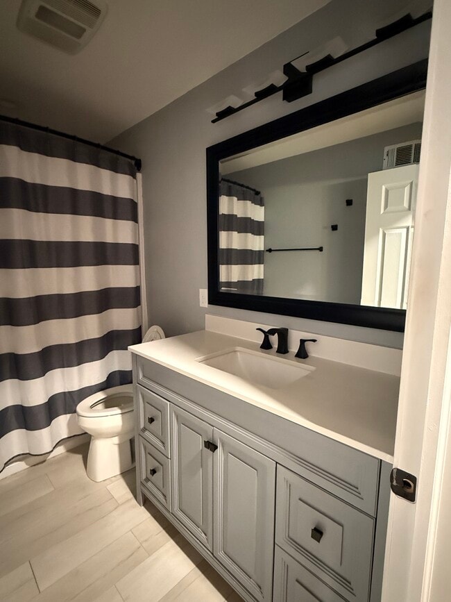 Building Photo - 710 S Silver St