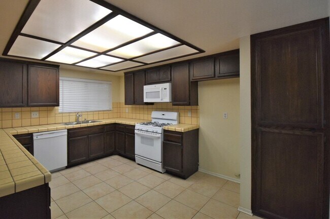 Building Photo - 43355 Vista Circle Dr