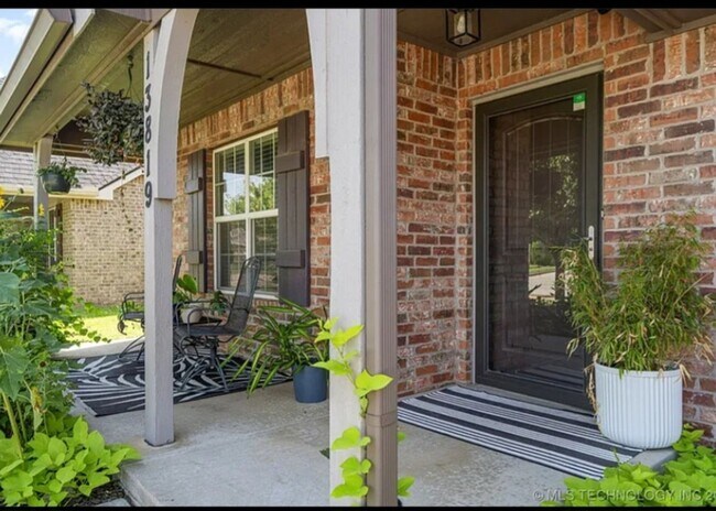 Foto del edificio - 4 Bed 2 Bath, 3 Car Garage