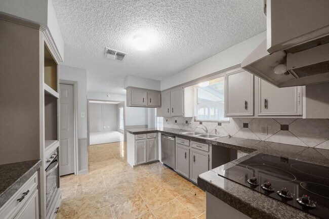 Building Photo - 3102 Hollow Cir
